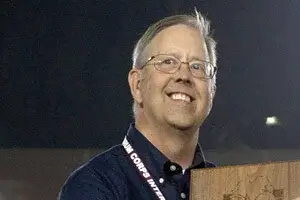 Steve Vickers during his 2007 DCI Hall of Fame induction.